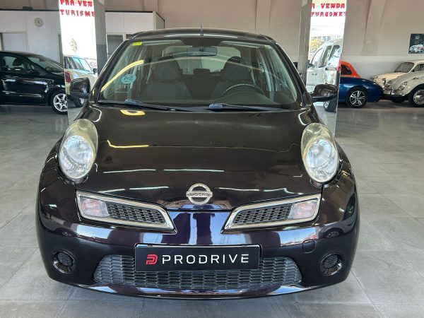 Nissan Micra 2005 negro, vista frontal mostrando diseño compacto