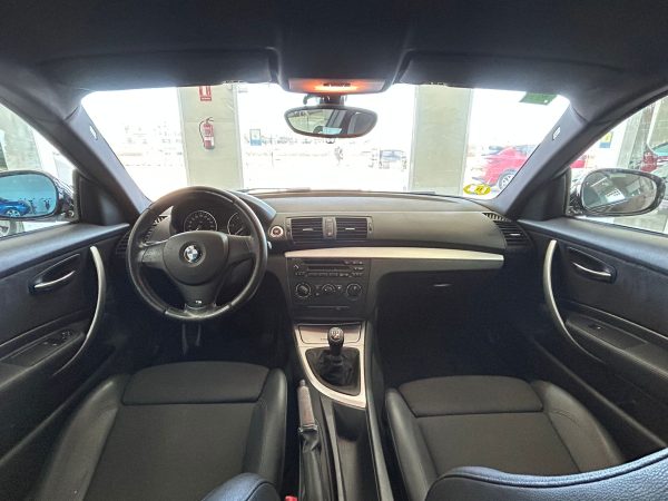 Interior del BMW Serie 116d 2010 con acabados deportivos del Paquete M