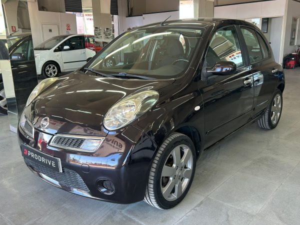 Nissan Micra 2005 negro, vista frontal mostrando diseño compacto