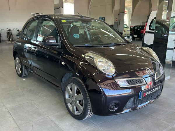 Nissan Micra 2005 negro, vista frontal mostrando diseño compacto