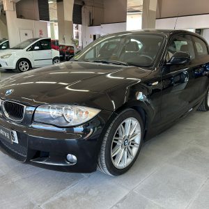 BMW Serie 116d 2010 negro, vista frontal con Paquete M