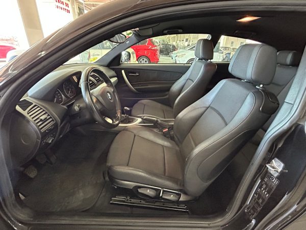 Interior del BMW Serie 116d 2010 con acabados deportivos del Paquete M