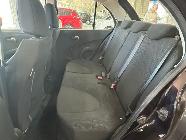 Interior del Nissan Micra 2005 con volante multifunción y asientos cómodos
