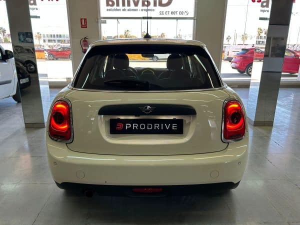 Mini One 2020 blanco, vista trasera con cámara de aparcamiento