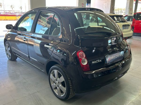 Nissan Micra 2005 negro, vista trasera destacando su carrocería urbana