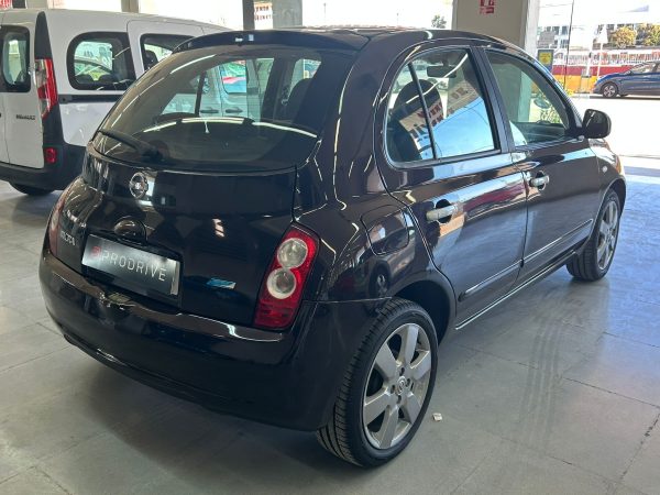 Nissan Micra 2005 negro, vista trasera destacando su carrocería urbana