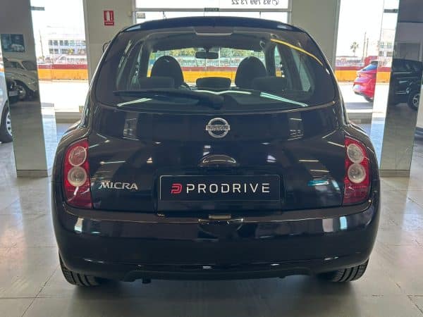 Nissan Micra 2005 negro, vista trasera destacando su carrocería urbana