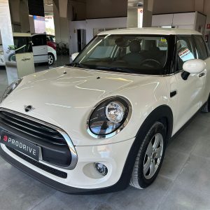 Mini One 2020 blanco, vista frontal con luces diurnas LED