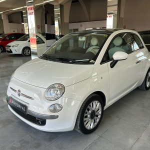 Fiat 500 2014 blanco, vista frontal con techo solar abatible