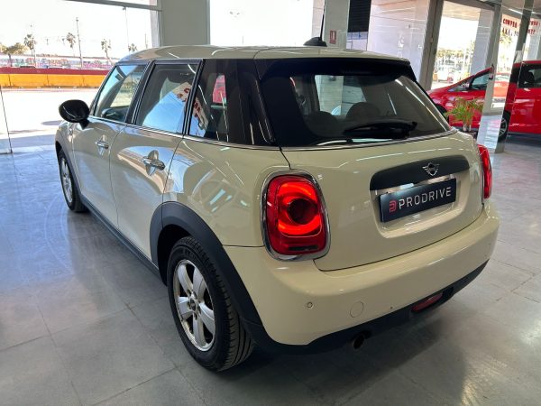 Mini One 2020 blanco, vista trasera con cámara de aparcamiento