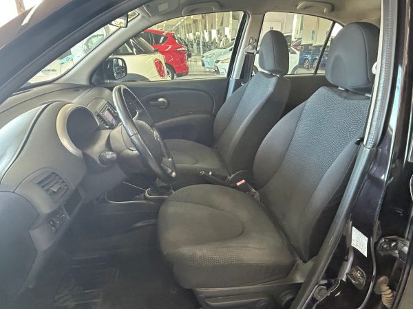 Interior del Nissan Micra 2005 con volante multifunción y asientos cómodos