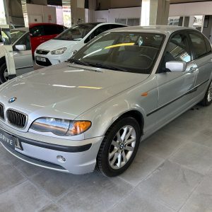 BMW 316 2003 gris, vista frontal destacando diseño clásico de la Serie 3