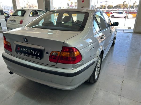 BMW 316 2003 gris, vista trasera resaltando tracción trasera